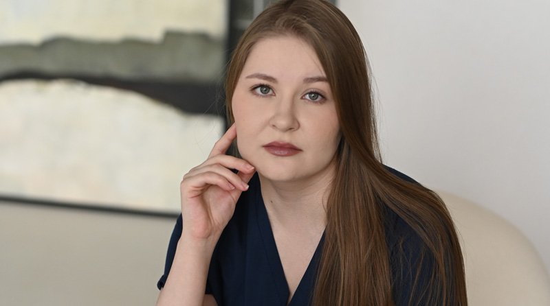 женщина врач смотрит в камеру